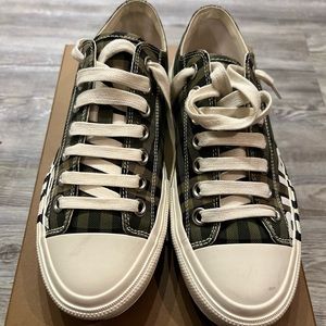 Plaid. Fall Fashion. Green Burberry Shoes size 37.5 in Women’s